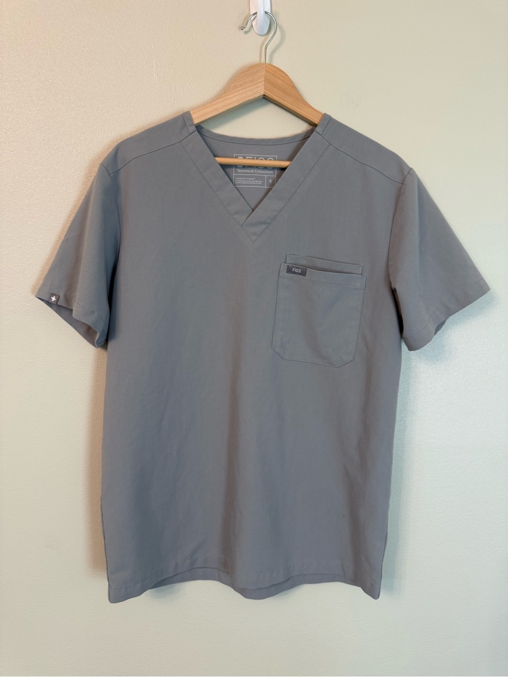 FIGS Leon 3-Pocket Scrub Top Cement Small Men’s Medical Uniform FM1500 PO 1367
